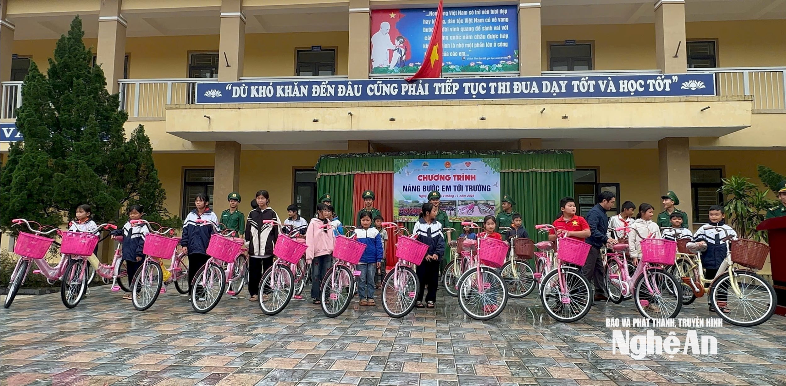  Các đại biểu trao tặng 25 chiếc xe đạp các em học sinh nghèo vượt khó của trường tiểu học và THCS.