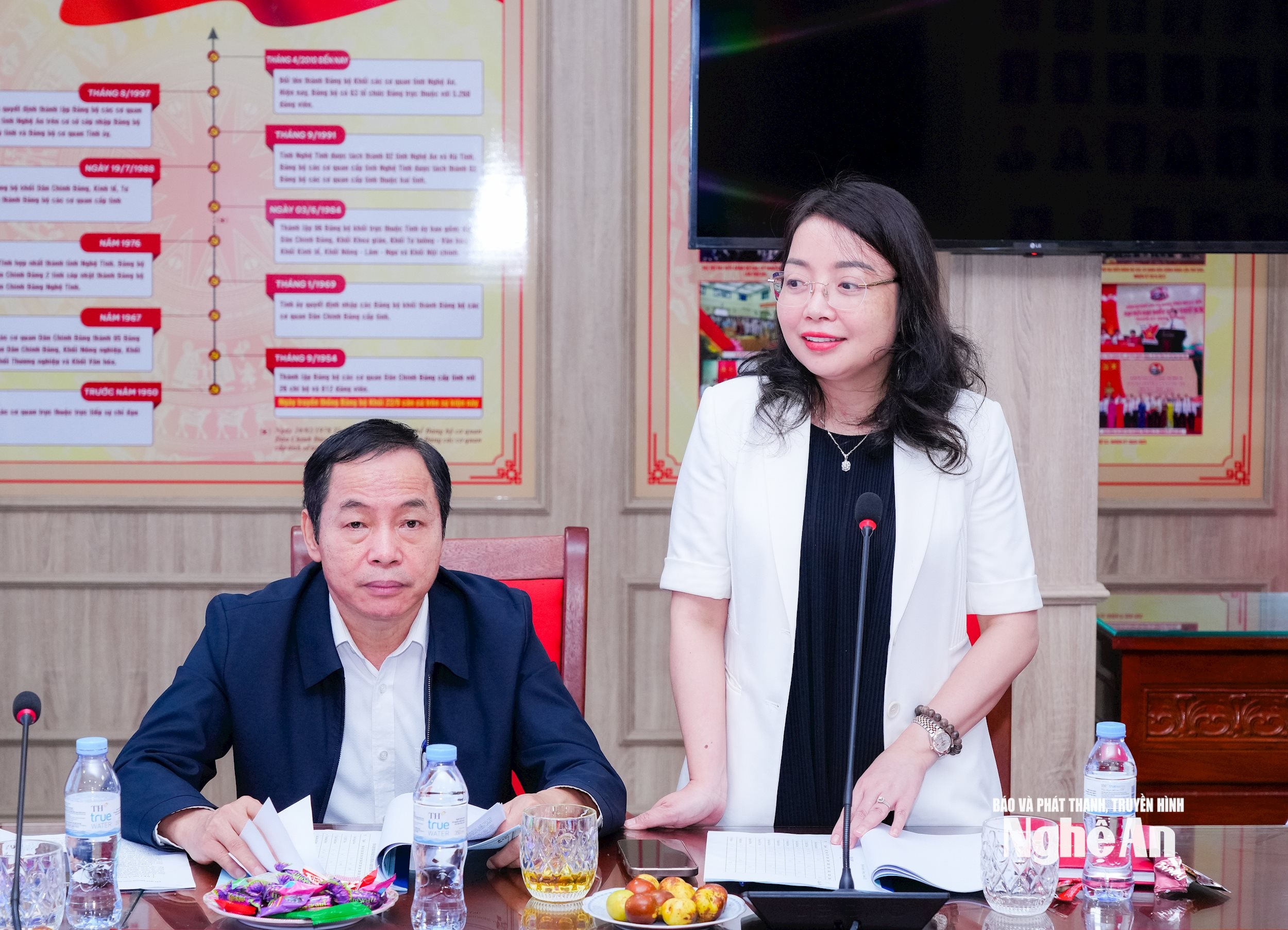 Đồng chí Nguyễn Thị Thơm - Ủy viên Ban Chấp hành Đảng bộ tỉnh, Phó Trưởng Ban Tuyên giáo và Dân vận Tỉnh ủy phát biểu tại hội nghị. Ảnh: TL