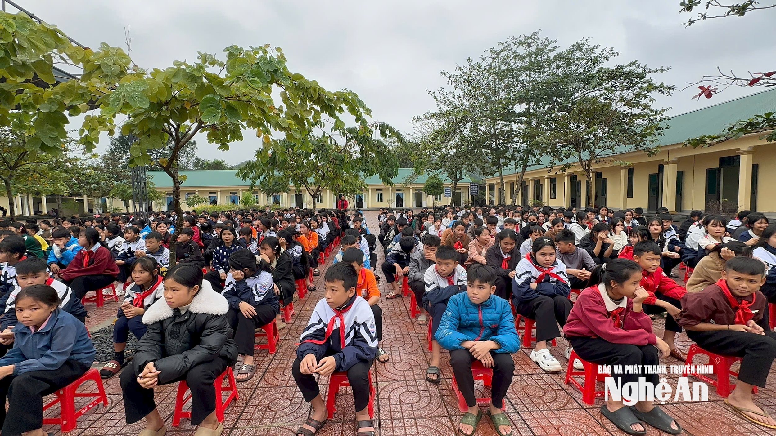  Đông đảo học sinh Trường Tiểu học và THCS xã Sơn Lâm tham dự chương trình “Nâng bước em tới trường” do Đồn Biên phòng Ngọc Lâm phối hợp tổ chức.