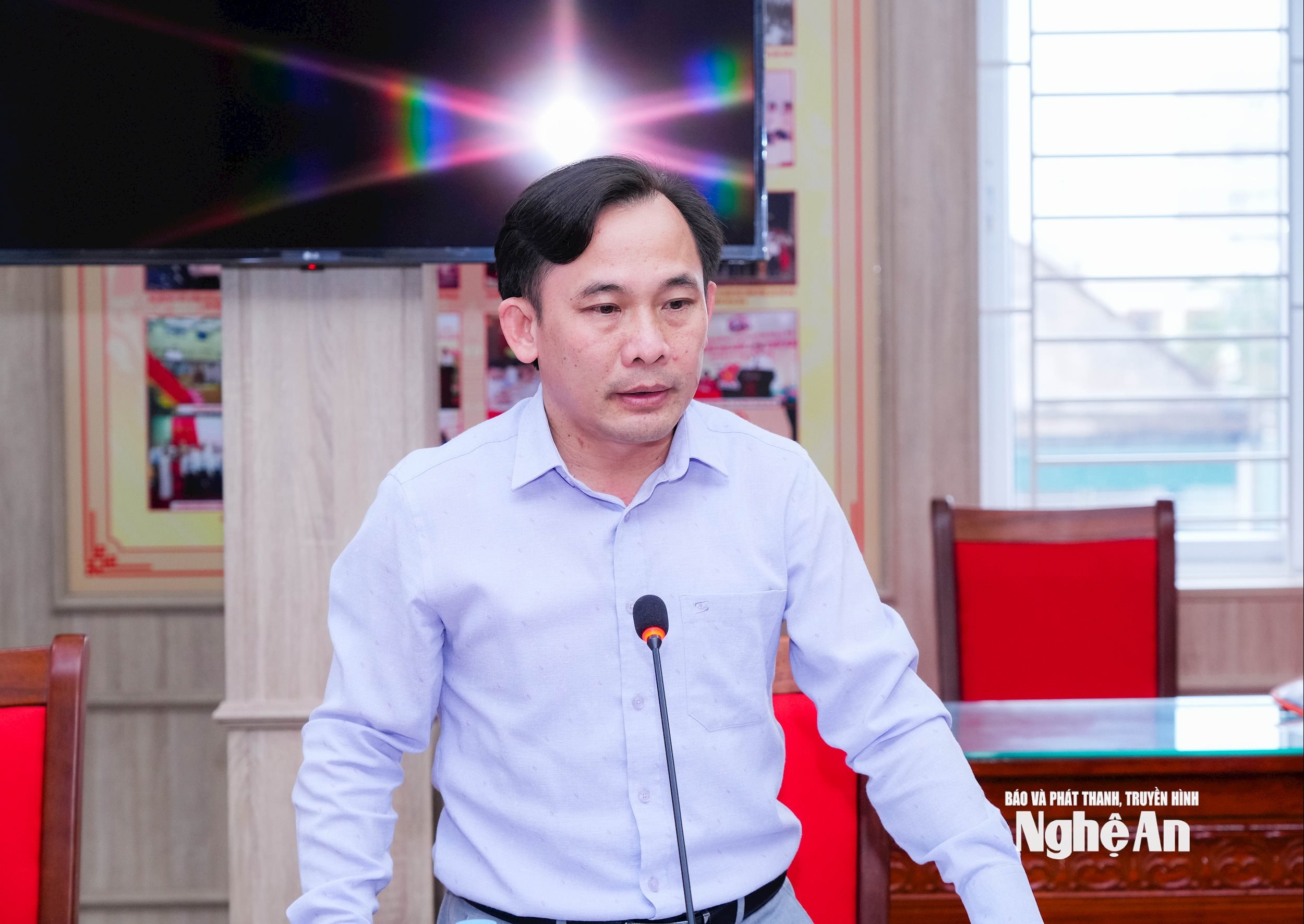 Đồng chí Ngô Đình Viện - Phó Bí thư chuyên trách Đảng ủy các cơ quan Đảng tỉnh phát biểu tại hội nghị. Ảnh: TL