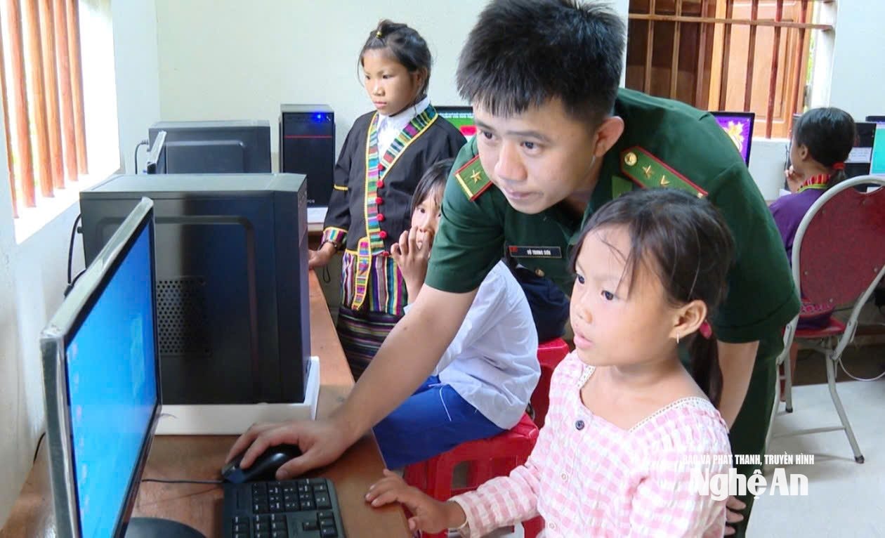 Các chiến sĩ trẻ thuộc Chi đoàn Đồn Biên phòng Mỹ Lý.