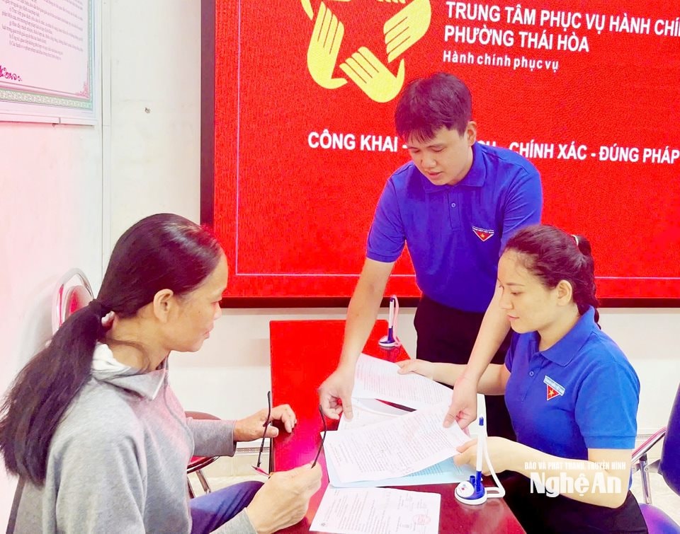 Các đội hình thanh niên tình nguyện hỗ trợ người dân giải quyết thủ tục hành chính công