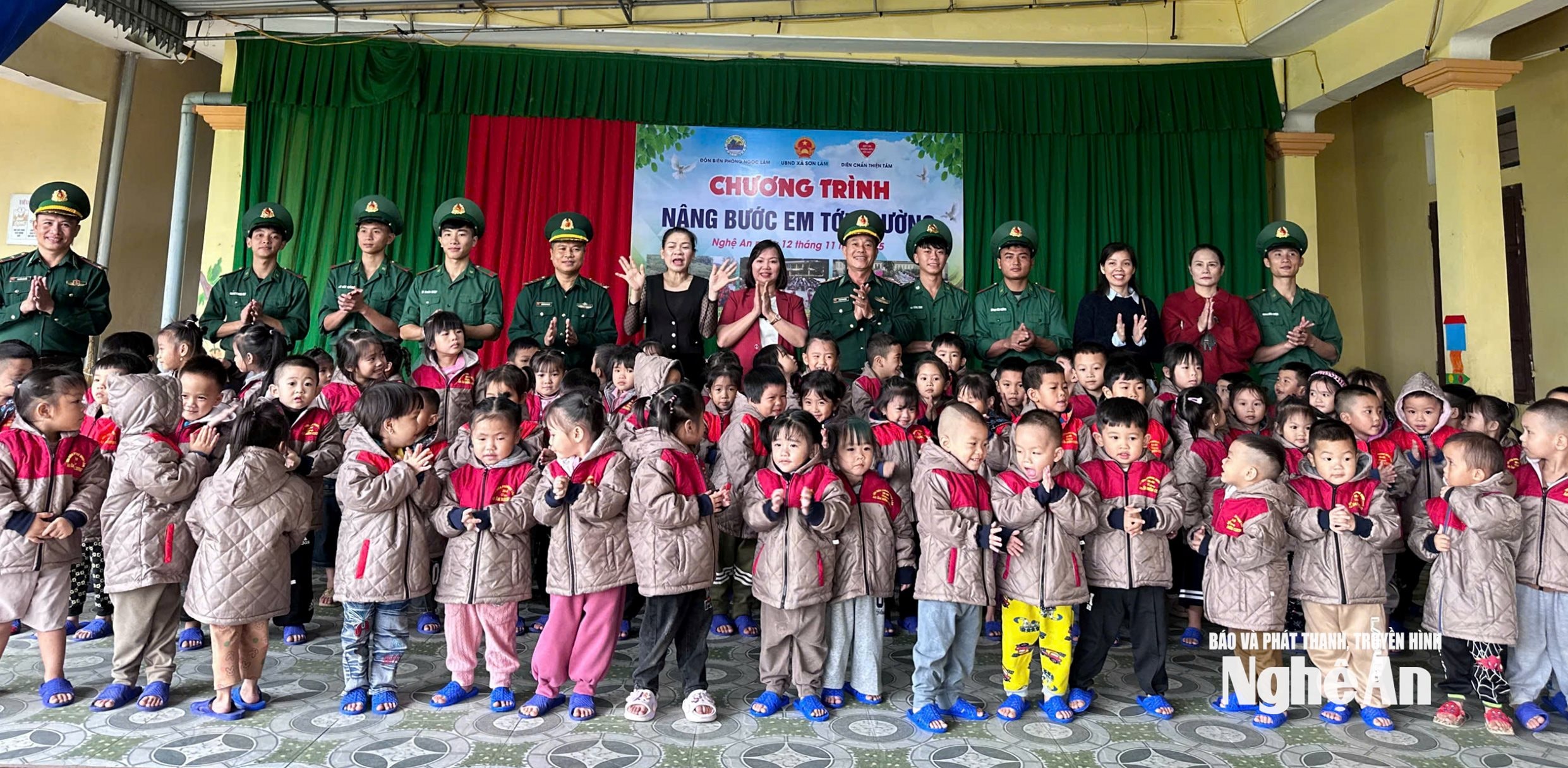 Cán bộ, chiến sĩ Đồn Biên phòng Ngọc Lâm và nhà tài trợ Dược sĩ Thái Thùy Lâm (TP. Hồ Chí Minh) cùng đại diện chính quyền địa phương trao quà cho các em học sinh mầm non 1.