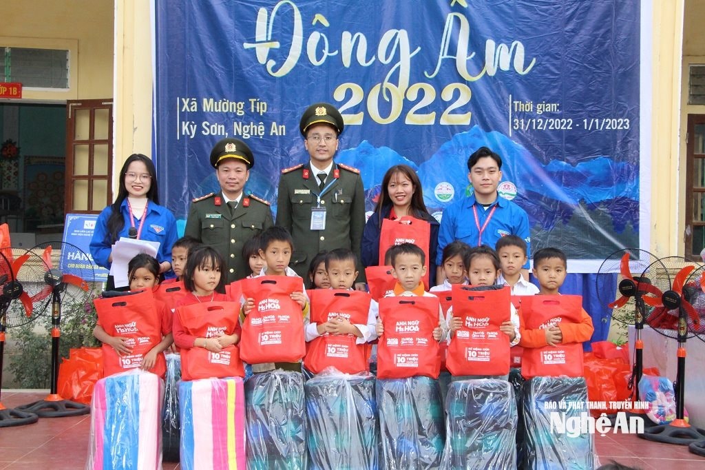 Đại diện Đoàn thanh niên Công an Nghệ An và Ban liên lạc đồng hương sinh viên Nghệ Tĩnh tại Hà Nội trao các suất quà tặng học sinh