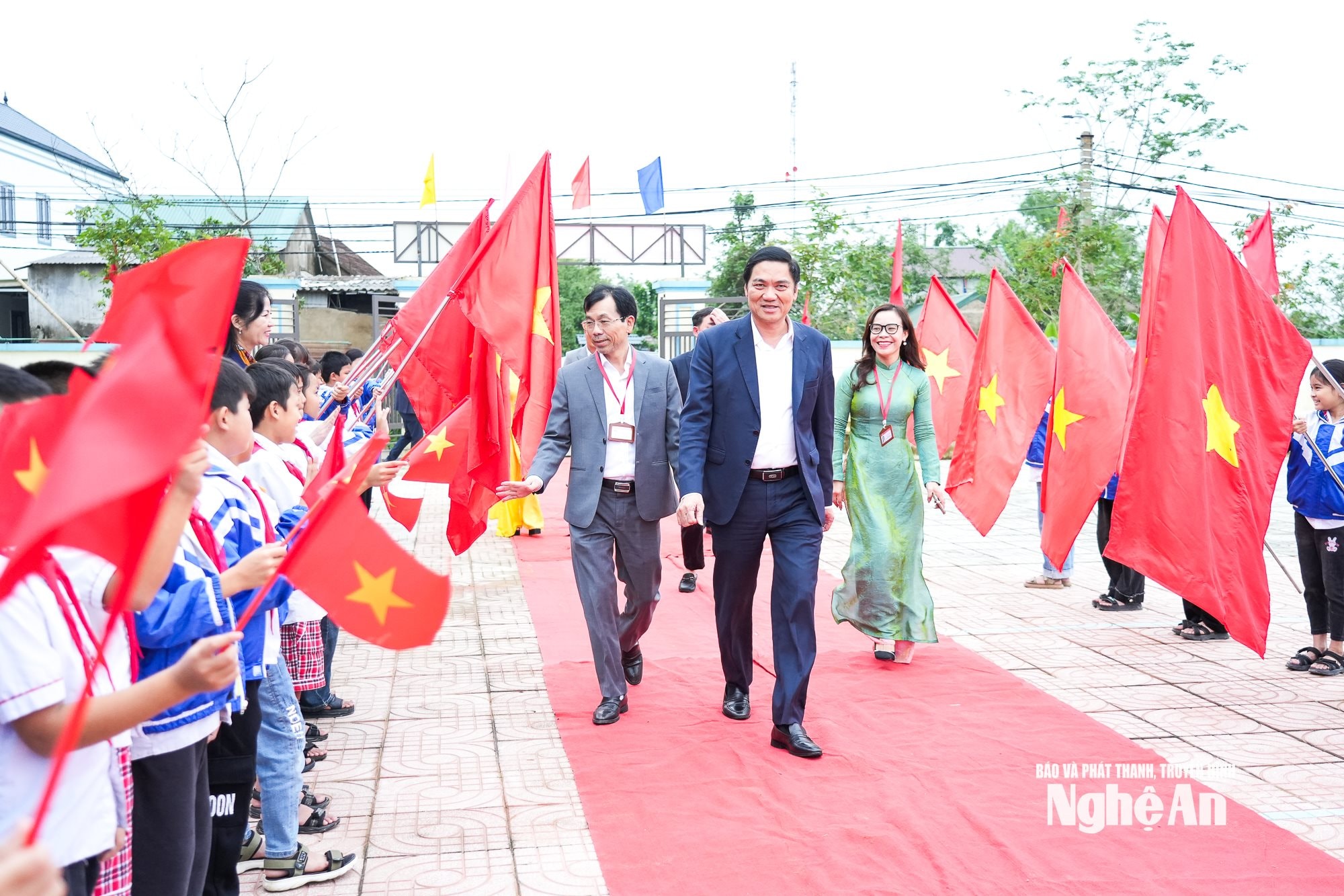 Phó Bí thư Thường trực Tỉnh ủy, Chủ tịch HĐND tỉnh Hoàng Nghĩa Hiếu dự Ngày hội Đại đoàn kết toàn dân tộc tại xóm Hưng Lợi 2, xã Lam Thành. Ảnh: Thành Cường