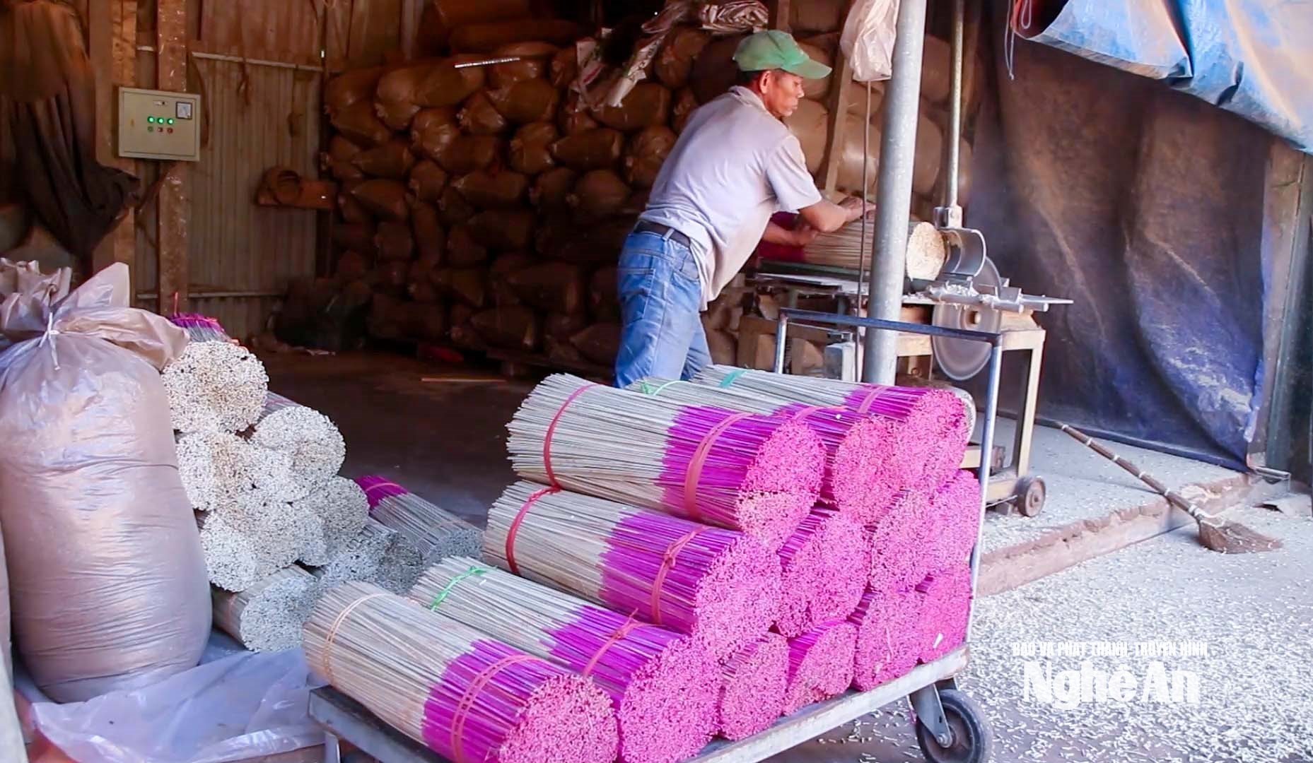 ជំហាន​សំខាន់​ដំបូង​នៃ​ការ​កាត់​ដើម​ធូប​គឺ​ត្រូវ​បង្កើត​ភាព​ត្រង់ និង​ឯកសណ្ឋាន​សម្រាប់​ដើម​ធូប​នីមួយៗ។