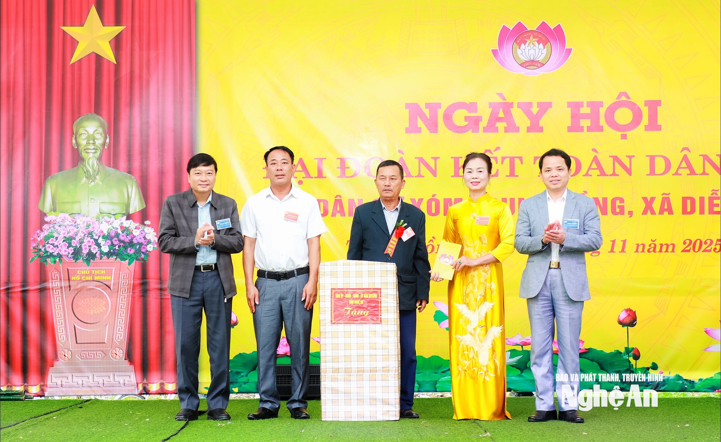 Chủ tịch UBND tỉnh Lê Hồng Vinh và Phó Chủ tịch Ủy ban MTTQ Việt Nam tỉnh Nghệ An Phan Sỹ Cường trao tặng quà của Tỉnh ủy - HĐND - UBND - Ủy ban MTTQ Việt Nam tỉnh đến xóm Trung Hồng, xã Diễn Châu. Ảnh: Thành Duy