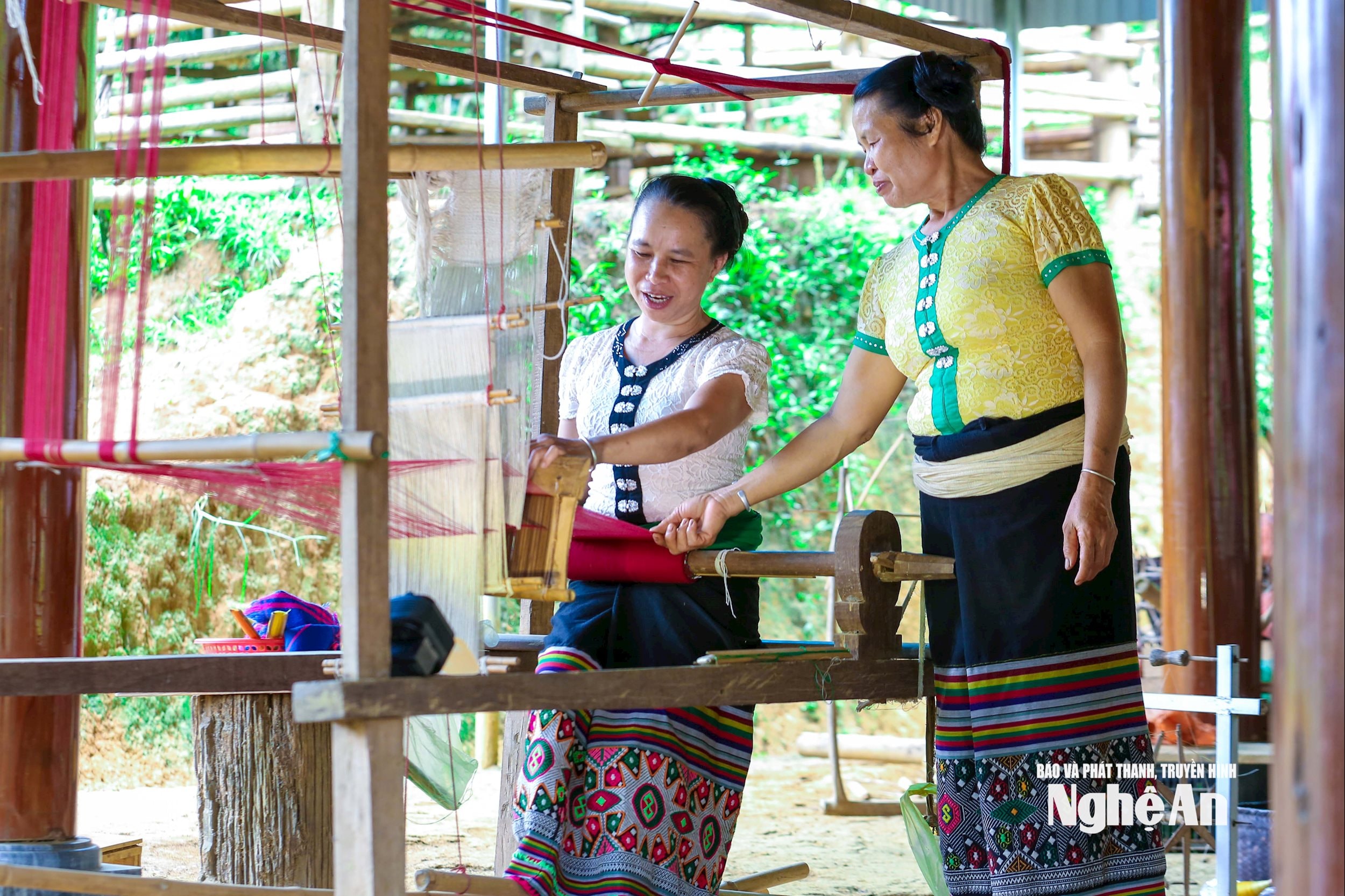 តម្បាញជាការងារបែបប្រពៃណីរបស់ស្ត្រីថៃក្នុងក្រុង Muong Quang។ រូបថត៖ Dinh Tuyen