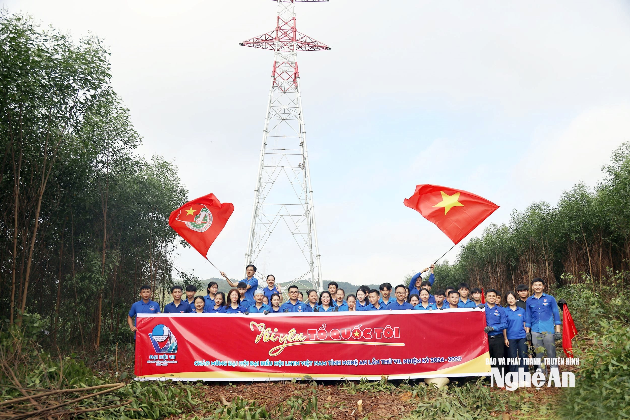 Tuổi trẻ Nghệ An cán đích thành công 30 ngày thi đua cao điểm hỗ trợ dự án đường dây 500kV mạch 3. Ảnh Thanh Quỳnh