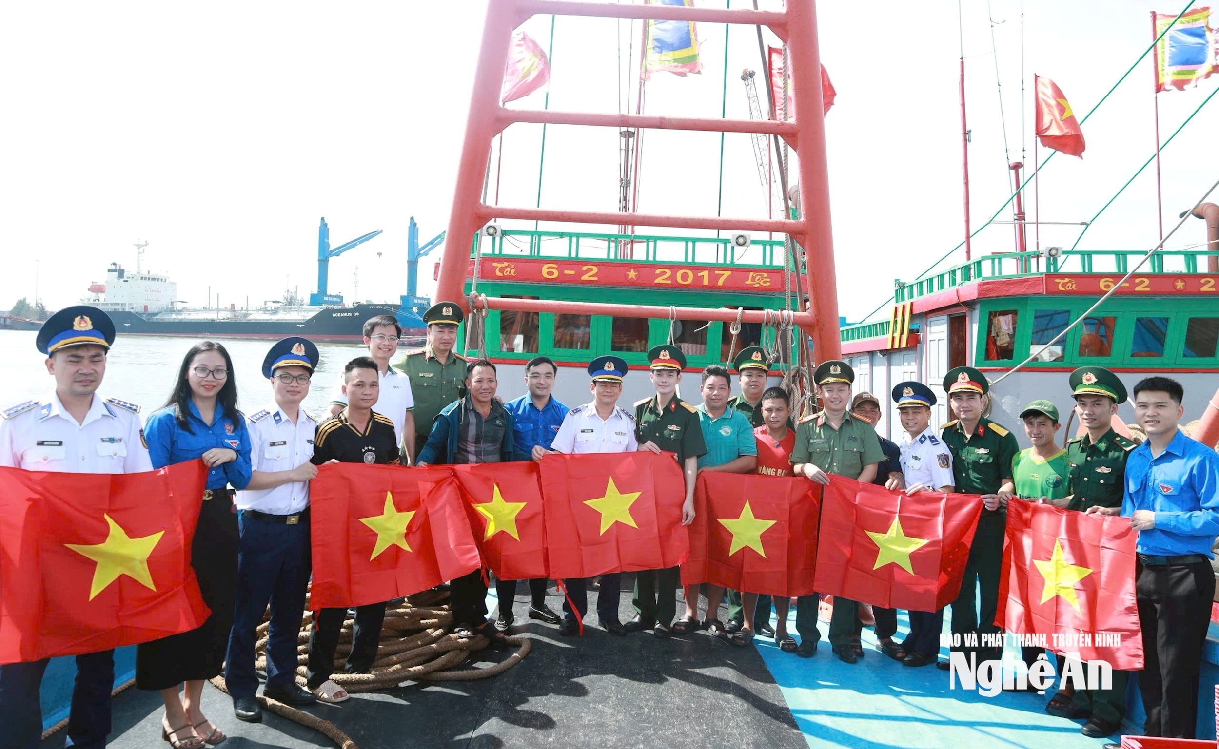 Tuổi trẻ Nghệ An tặng cờ cho ngư dân vươn khơi bám biển. Ảnh Thanh Quỳnh