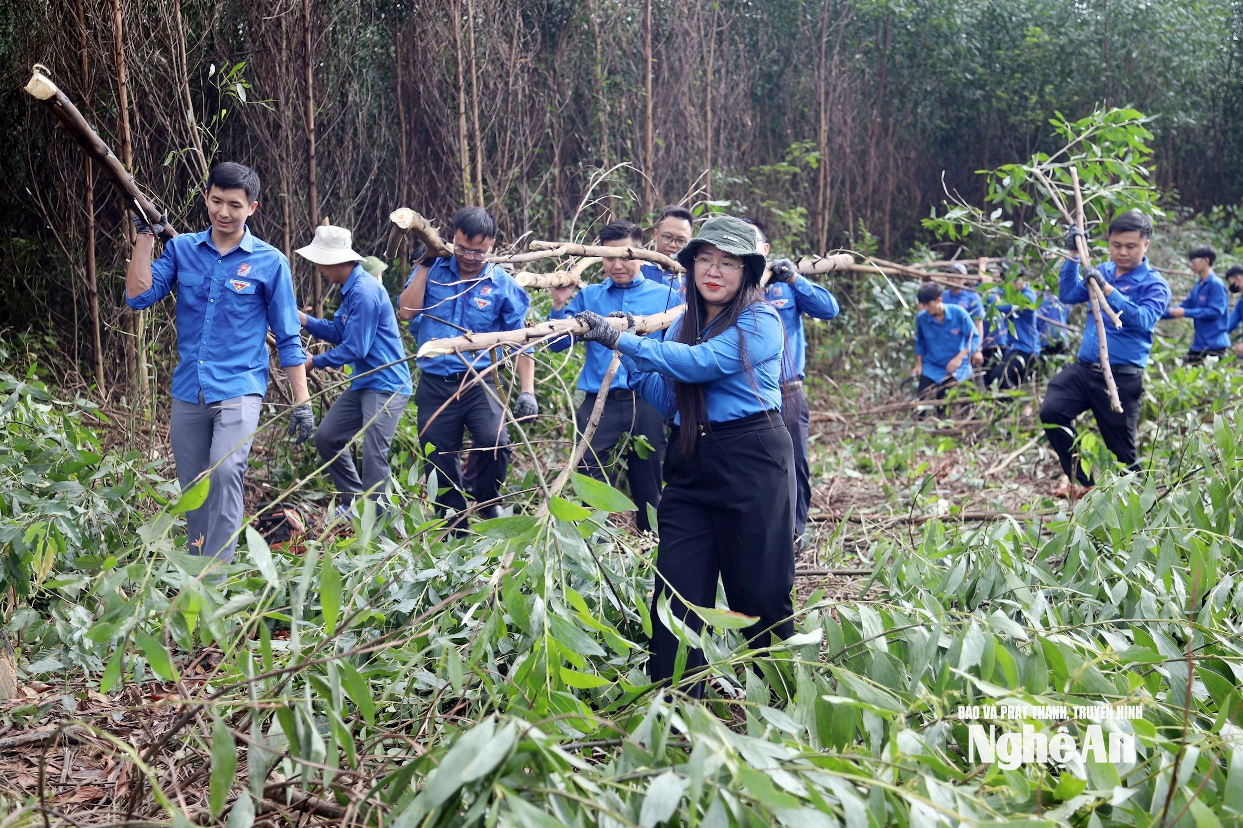Tuổi trẻ Nghệ An thành lập 74 đội hình thanh niên tình nguyện với hơn 1.100 đoàn viên tham gia tham gia 30 ngày thi đua cao điểm hỗ trợ dự án đường dây 500kV mạch 3.