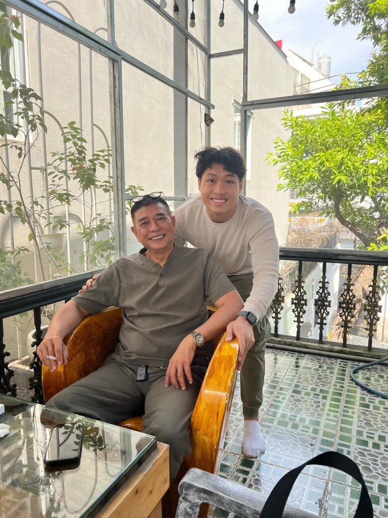 Lê Tuấn Anh hết lòng yêu thương, dạy dỗ con riêng của vợ.