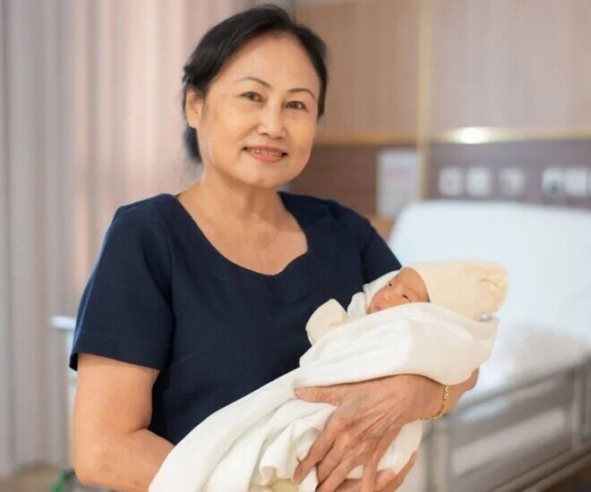 Bà hàng ngày chạy xe máy sang Quận 7 để thăm cháu.