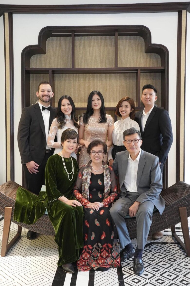 Ngọc Huyền chụp ảnh cùng gia đình nhà chồng trâm anh thế phiệt.