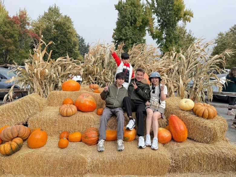 Nam ca sĩ tận hưởng cuộc sống bên các con.