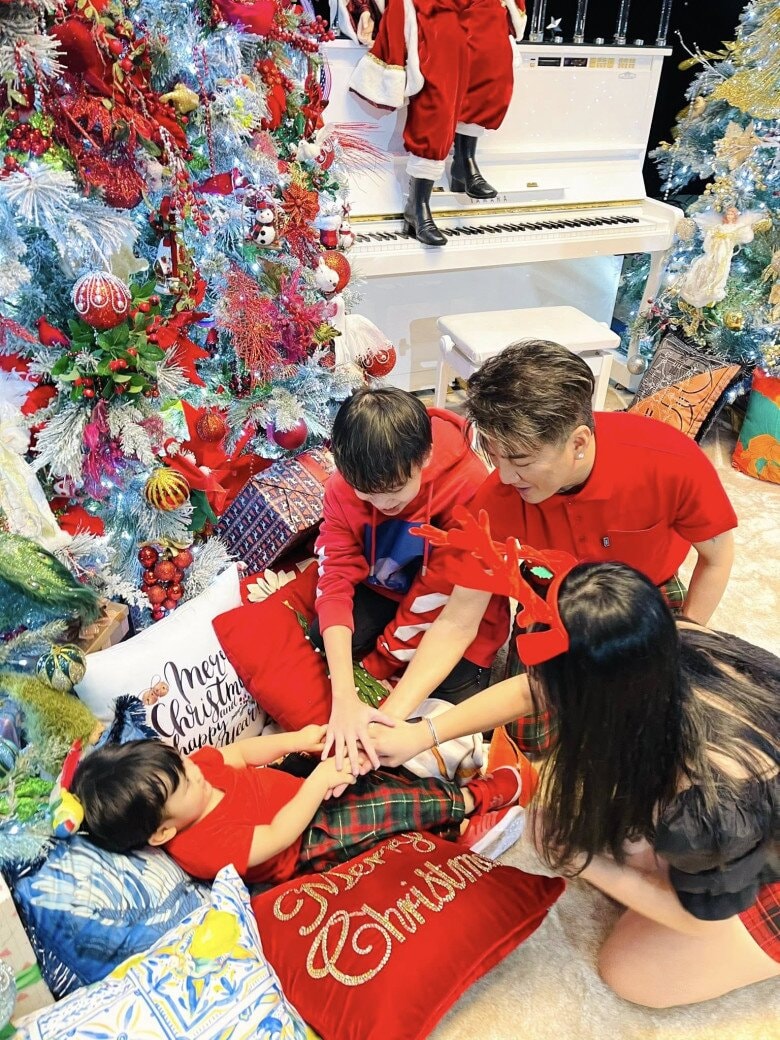 Đàm Vĩnh Hưng khoe khoảnh khắc quây quần bên 3 con trong biệt thự.