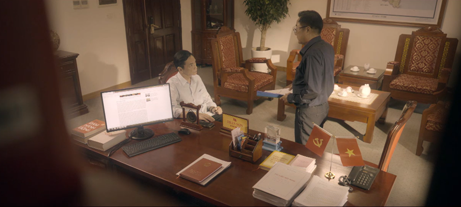 Lằn ranh - Tập 7: Ông Sách dùng mọi cách hỗ trợ Khắc giữ ghế Giám đốc Sở - Ảnh 1.