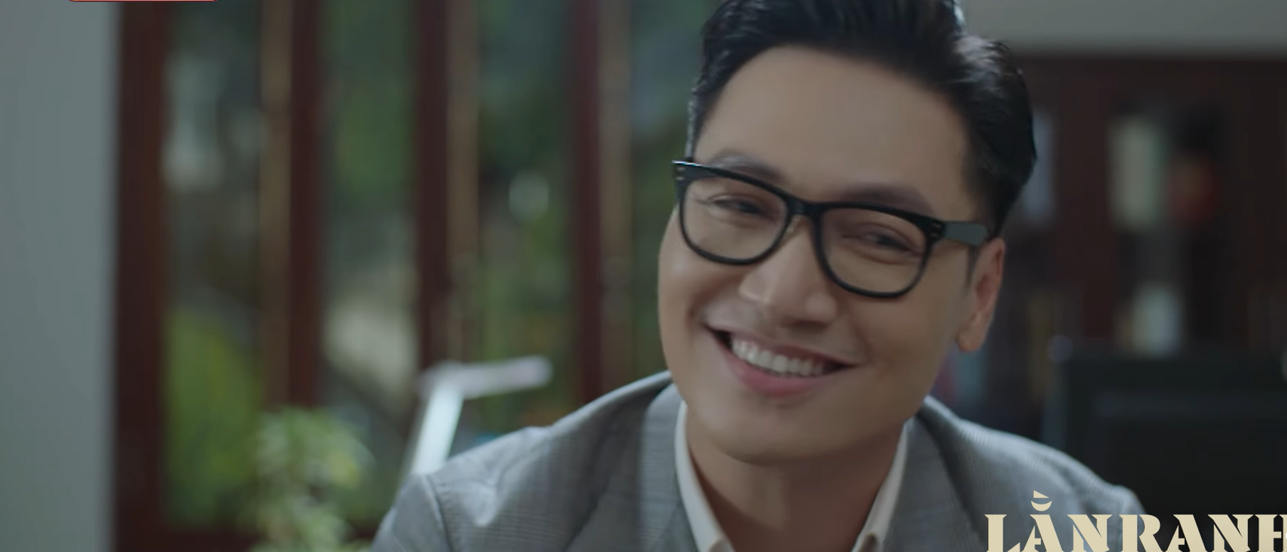 Nhân vật Triển trong phim Lằn ranh thể hiện sự bất ngờ.