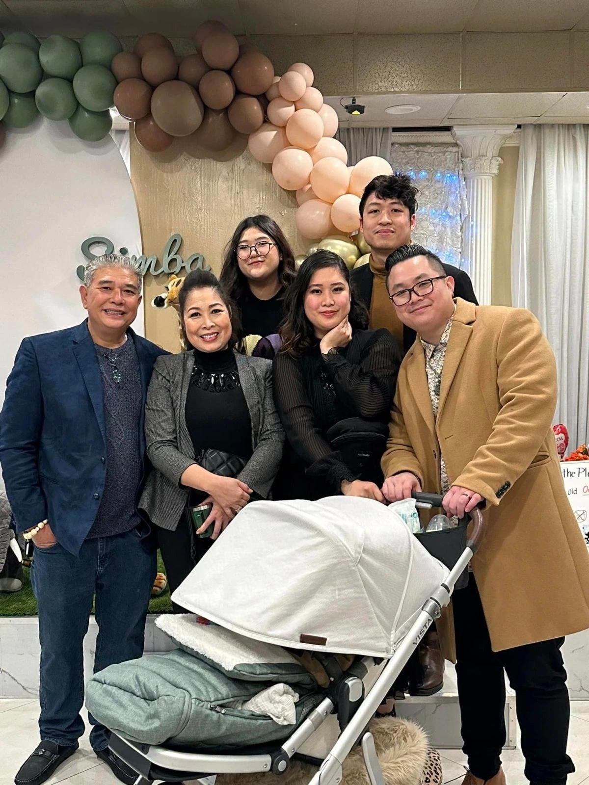 Vợ chồng Hồng Vân Lê - Tuấn Anh quây quần bên các con.