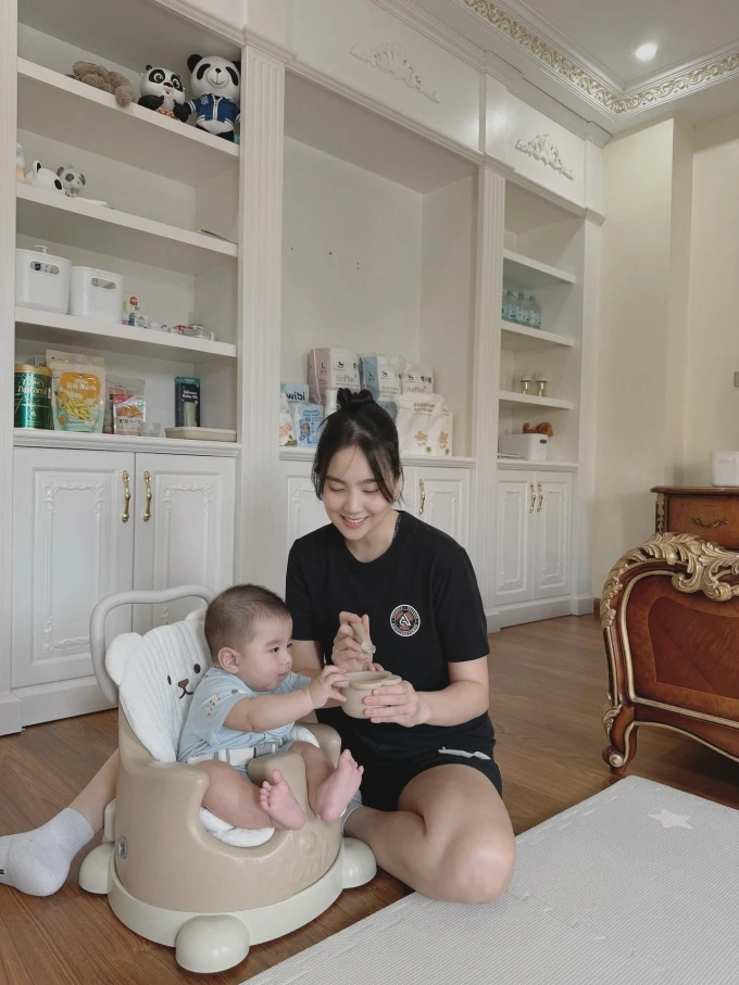 Mai Ngọc tự hào khi quý tử phát triển thể chất vượt trội.