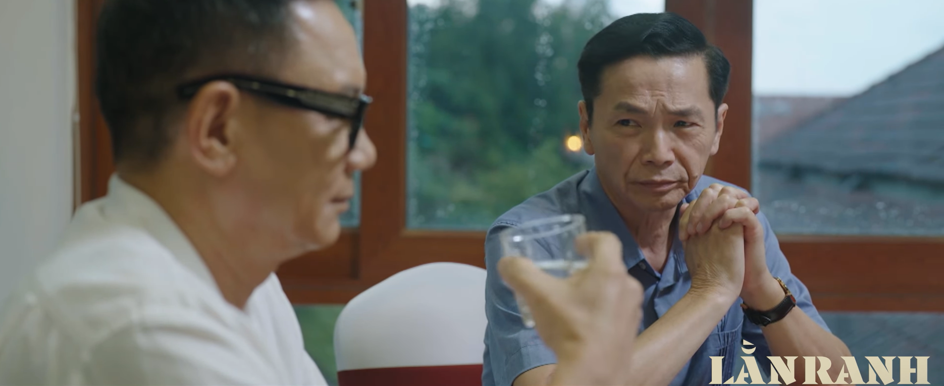 Một cảnh trong phim Lằn ranh với các nhân vật đang thảo luận.