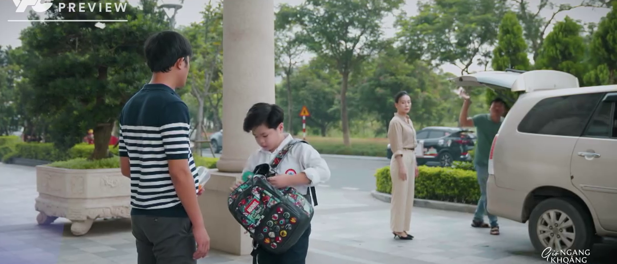 Gi Gió ngang khoảng trời xanh - Tập 42: Mỹ Anh nén nước mắt nhìn con bịn rịn chia tay bố - Ảnh 1.