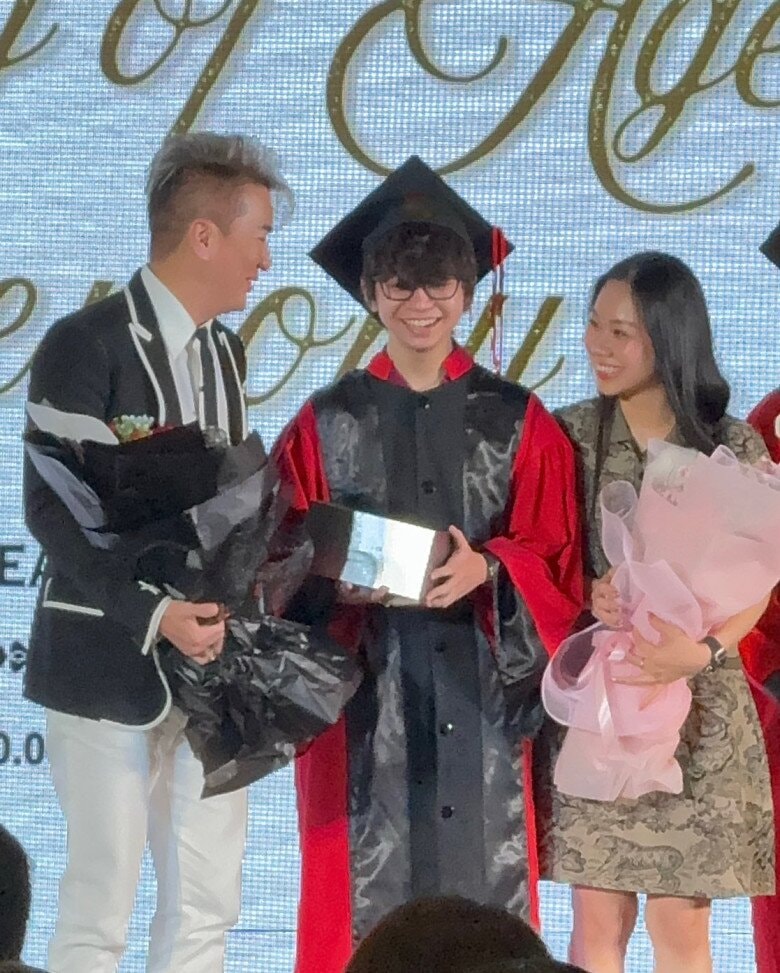 Đàm Vĩnh Hưng xúc động bật khóc khi chứng kiến con trai trưởng thành.