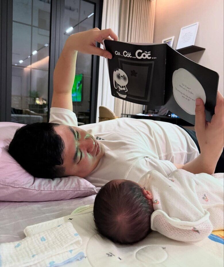 Ông xã Mai Ngọc dịu dàng dạy quý tử học bài.