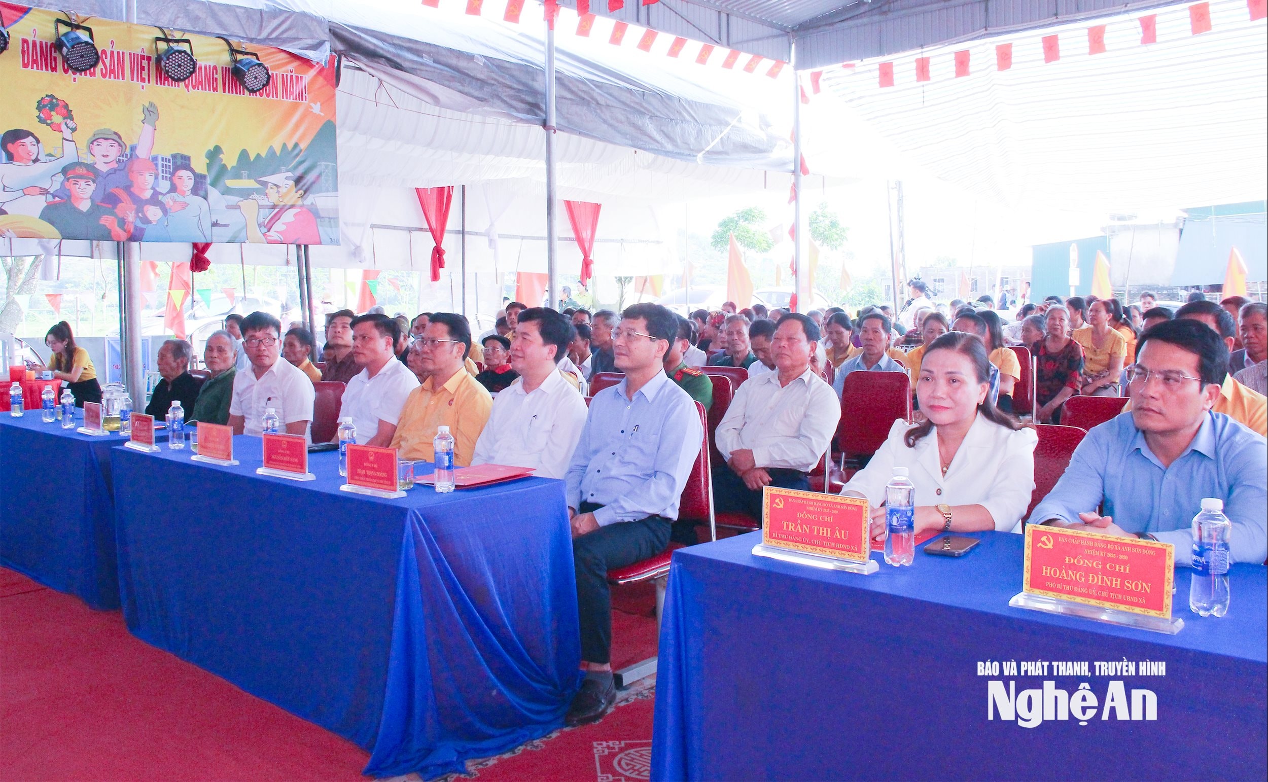  Các đại biểu tỉnh và xã tham dự ngày hội Đại đoàn kết. Ảnh Mai Hoa