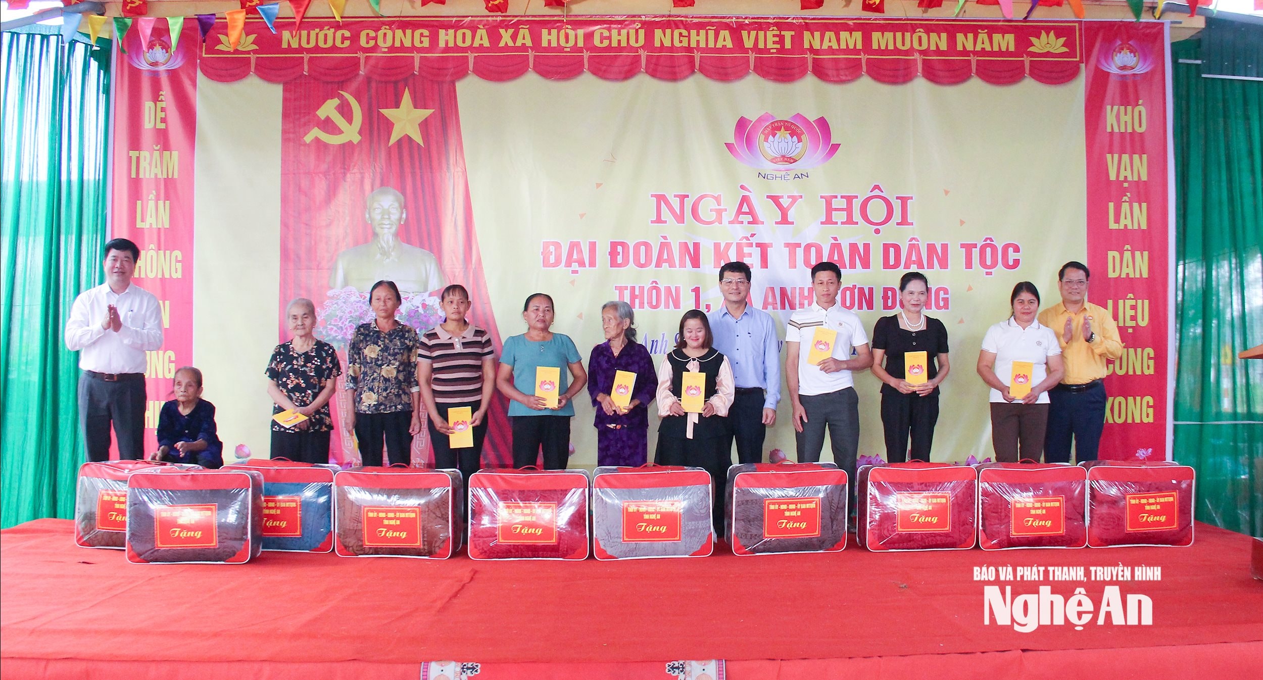  Đoàn công tác của tỉnh tặng quà cho các hộ có hoàn cảnh đặc biệt khó khăn. Ảnh Mai Hoa