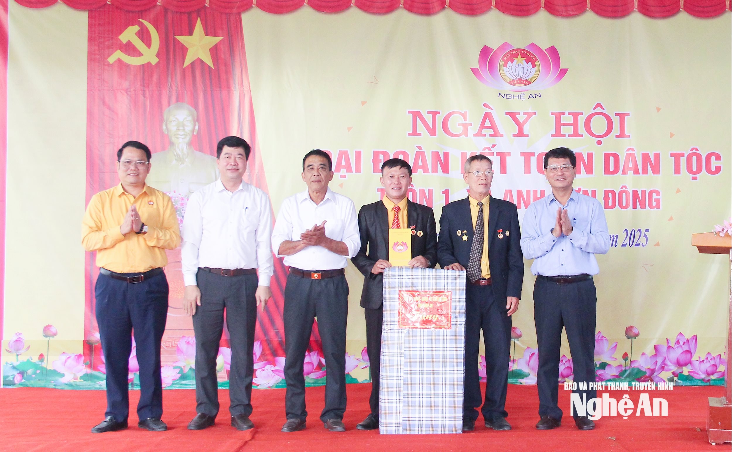 Đoàn công tác của tỉnh tặng quà cho cán bộ và nhân dân thôn 1. Ảnh: Mai Hoa