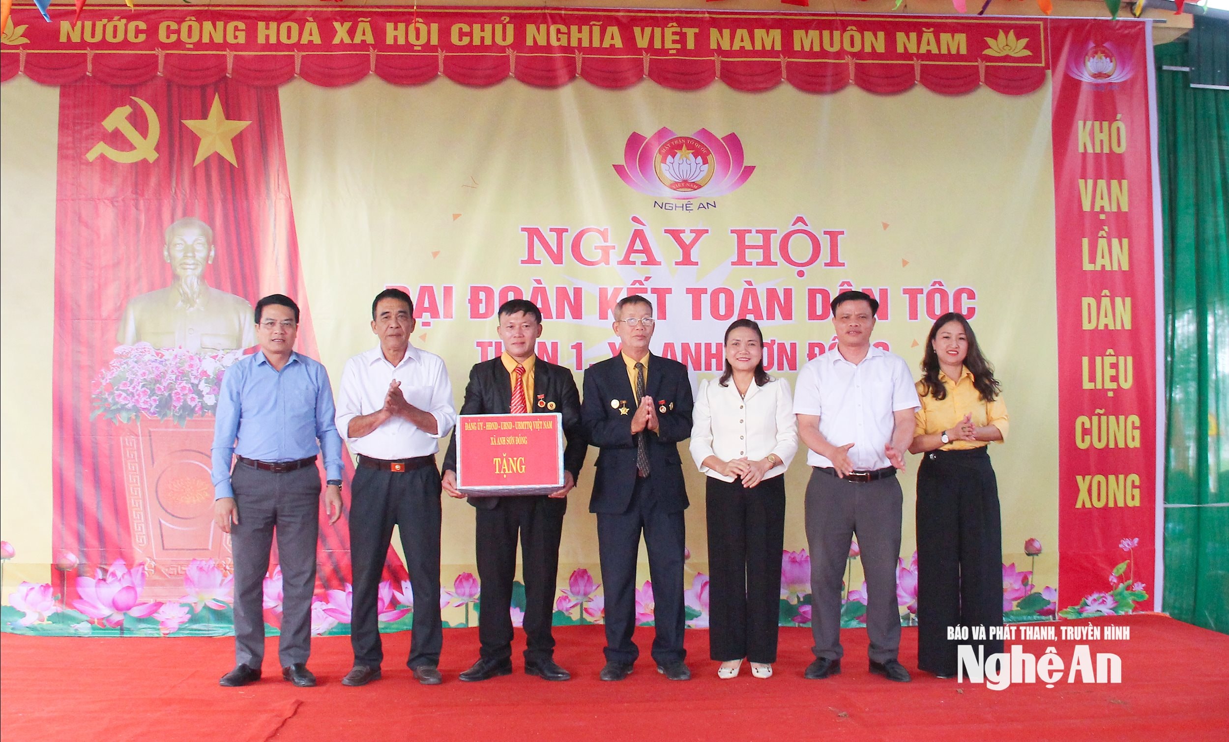  Lãnh đạo xã Anh Sơn Đông trao tặng quà cho cán bộ, nhân dân thôn 1. Ảnh Mai Hoa