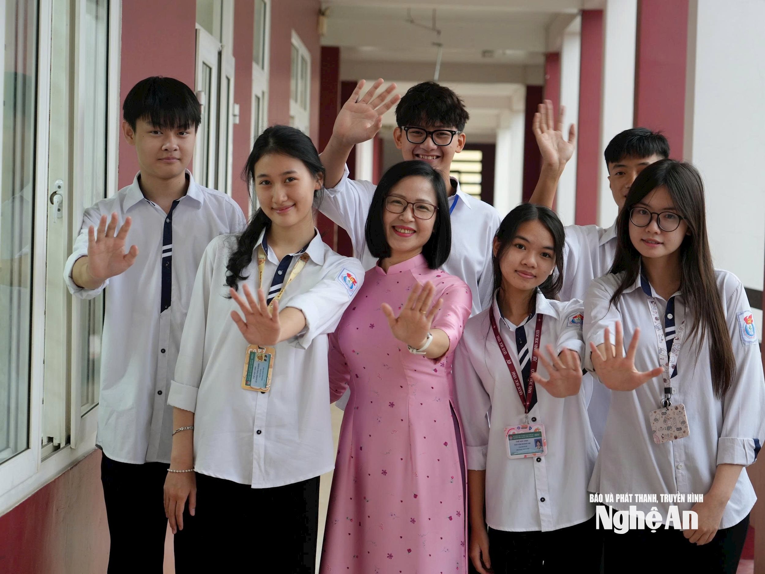 Cô giáo Minh Hồng và các học trò