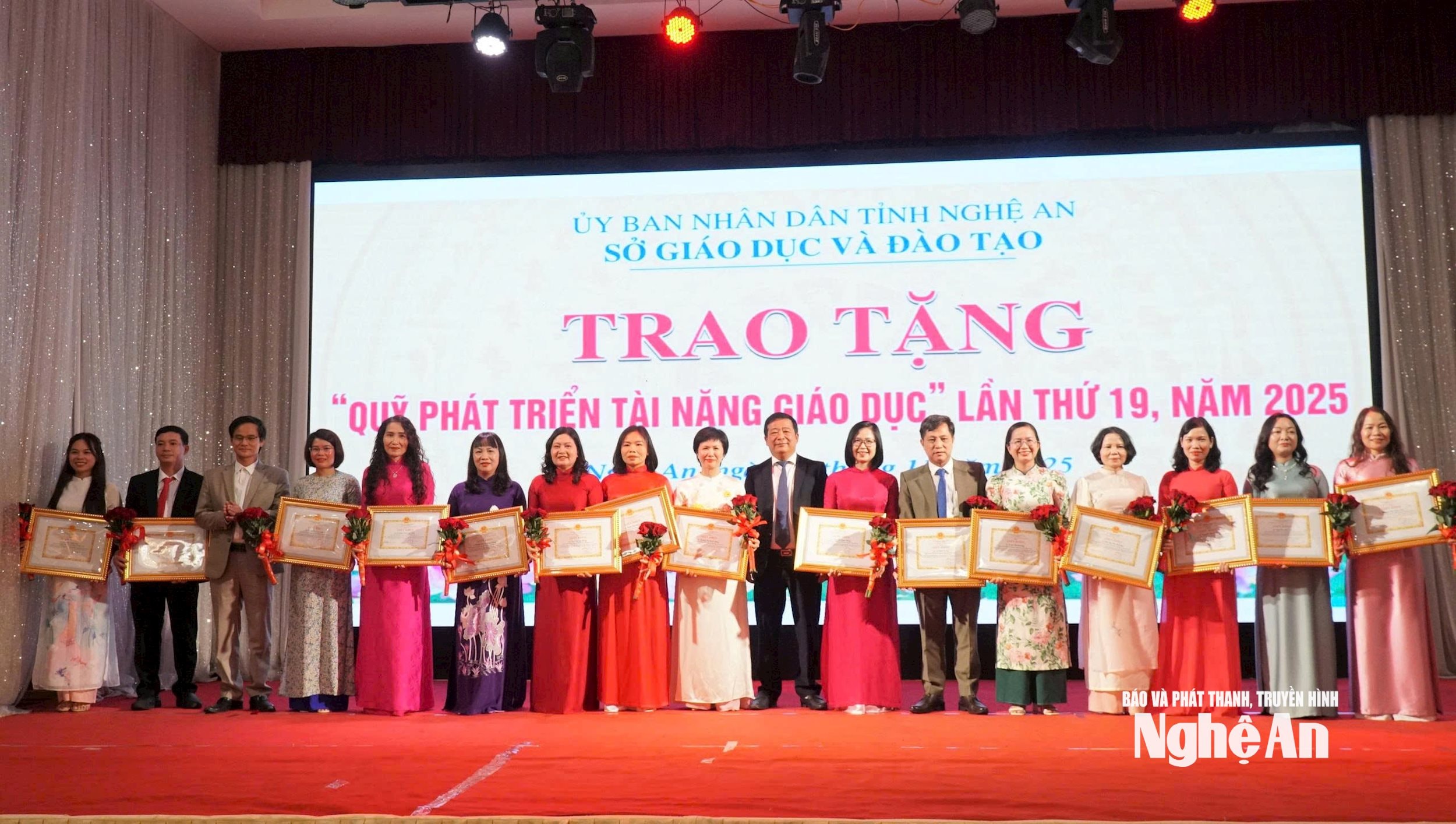 Lãnh đạo Sở Giáo dục và Đào tạo trao Giấy khen cho các thầy giáo, cô giáo. Ảnh - Mxy Hà