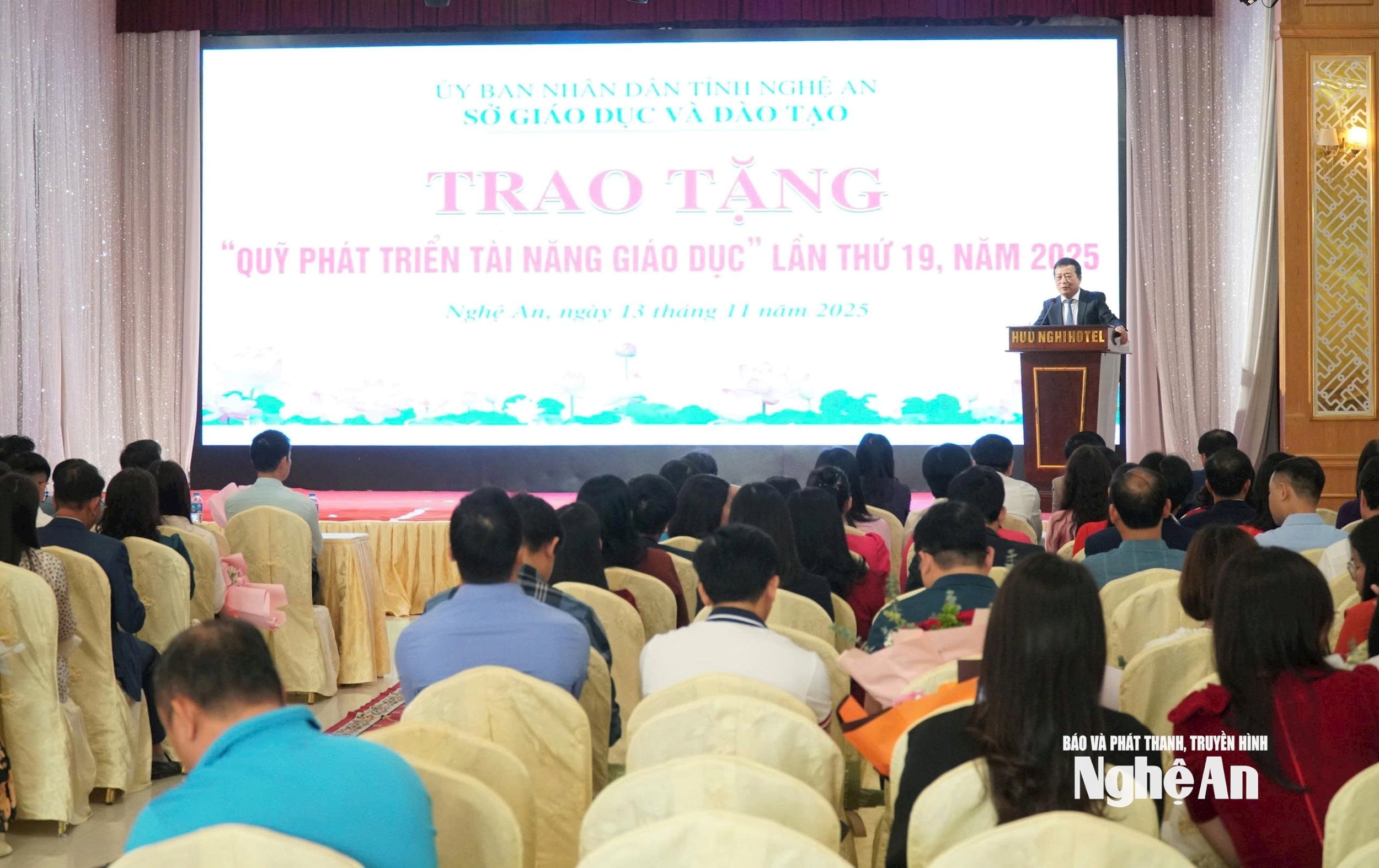 Phó Giám đốc Sở Giáo dục và Đào tạo phát biểu tại buổi lễ