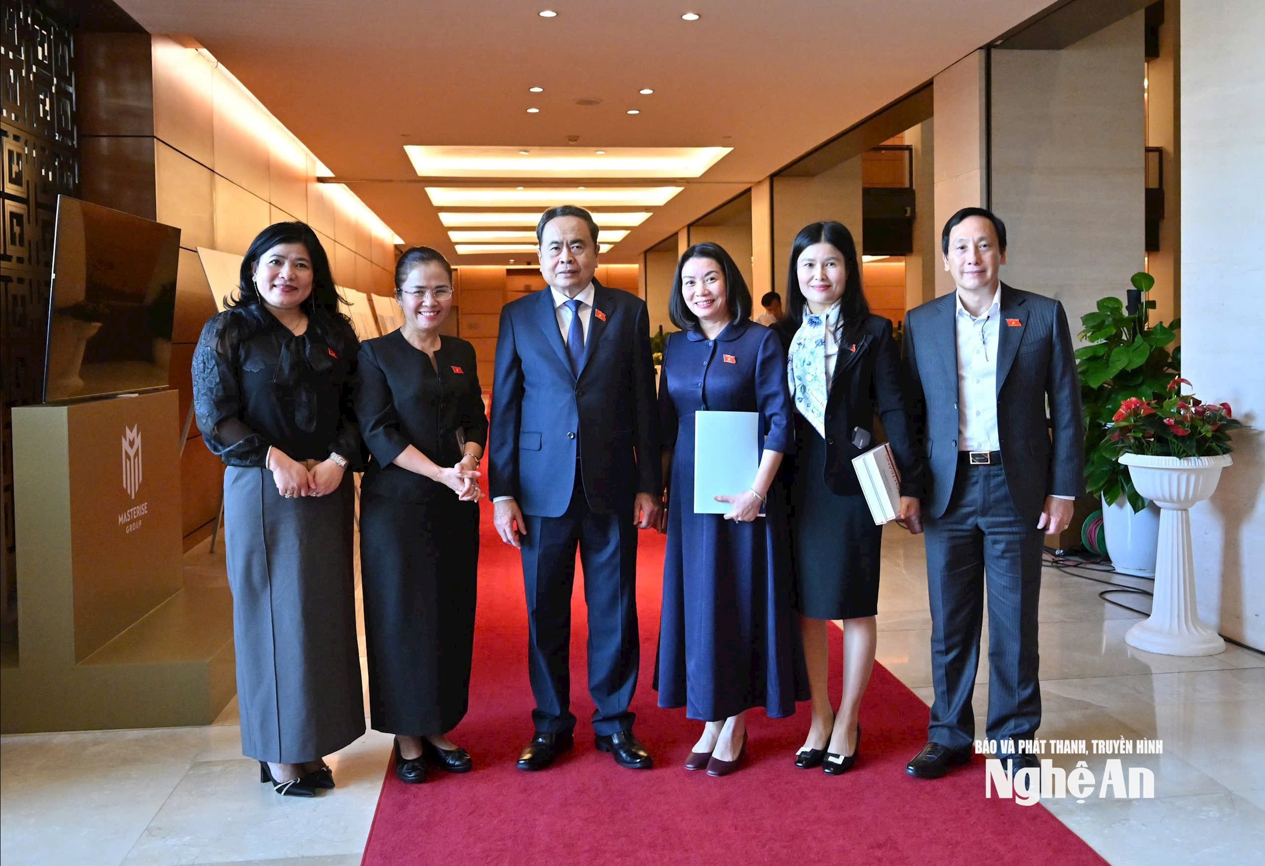 Chủ tịch Quốc hội Trần Thanh Mẫn chụp ảnh với các đại biểu bên lề phiên làm việc sáng 13/11. Ảnh: Nam An