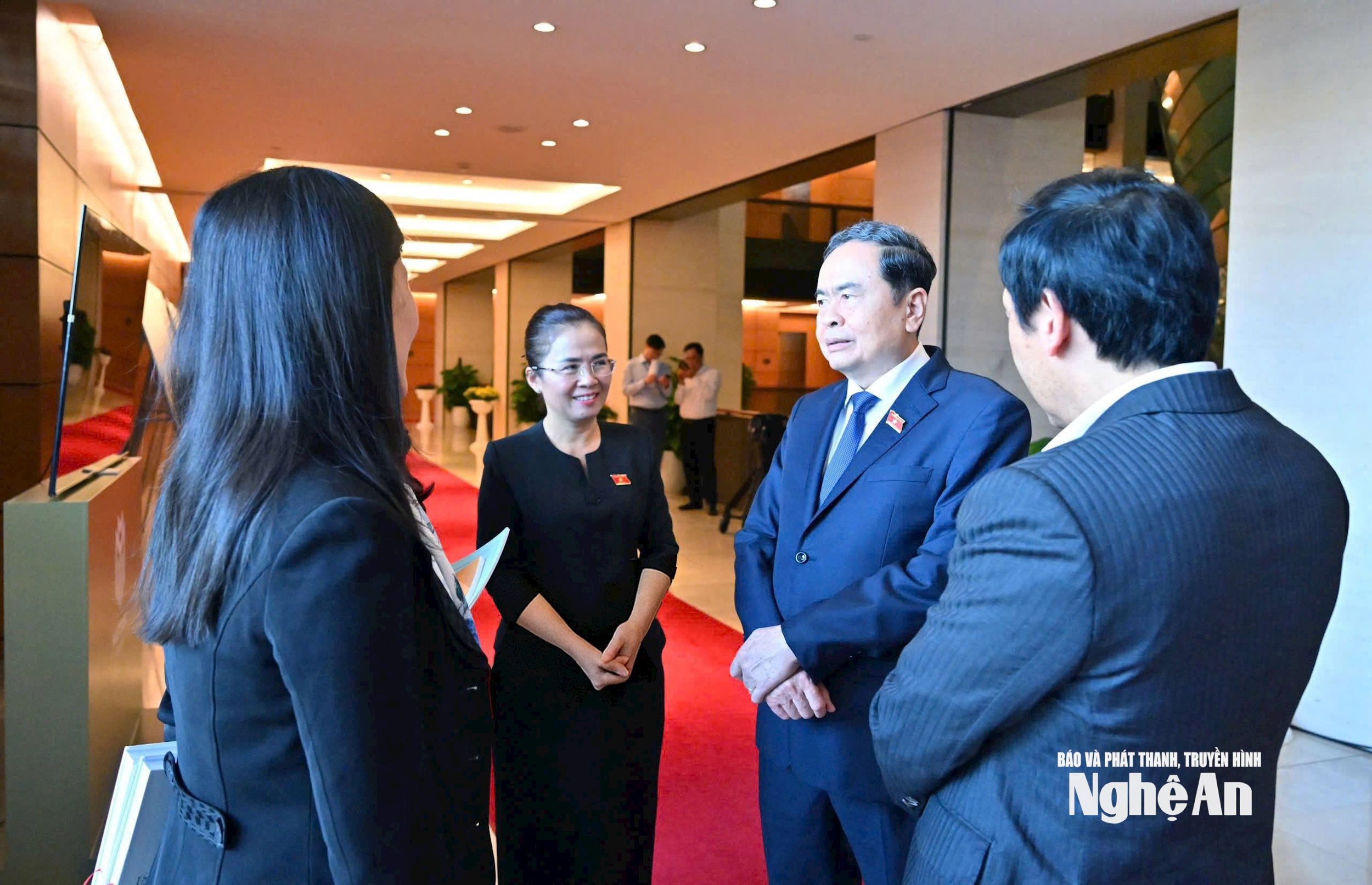 Chủ tịch Quốc hội Trần Thanh Mẫn trao đổi với các đại biểu bên lề phiên làm việc sáng 13/11. Ảnh: Nam An