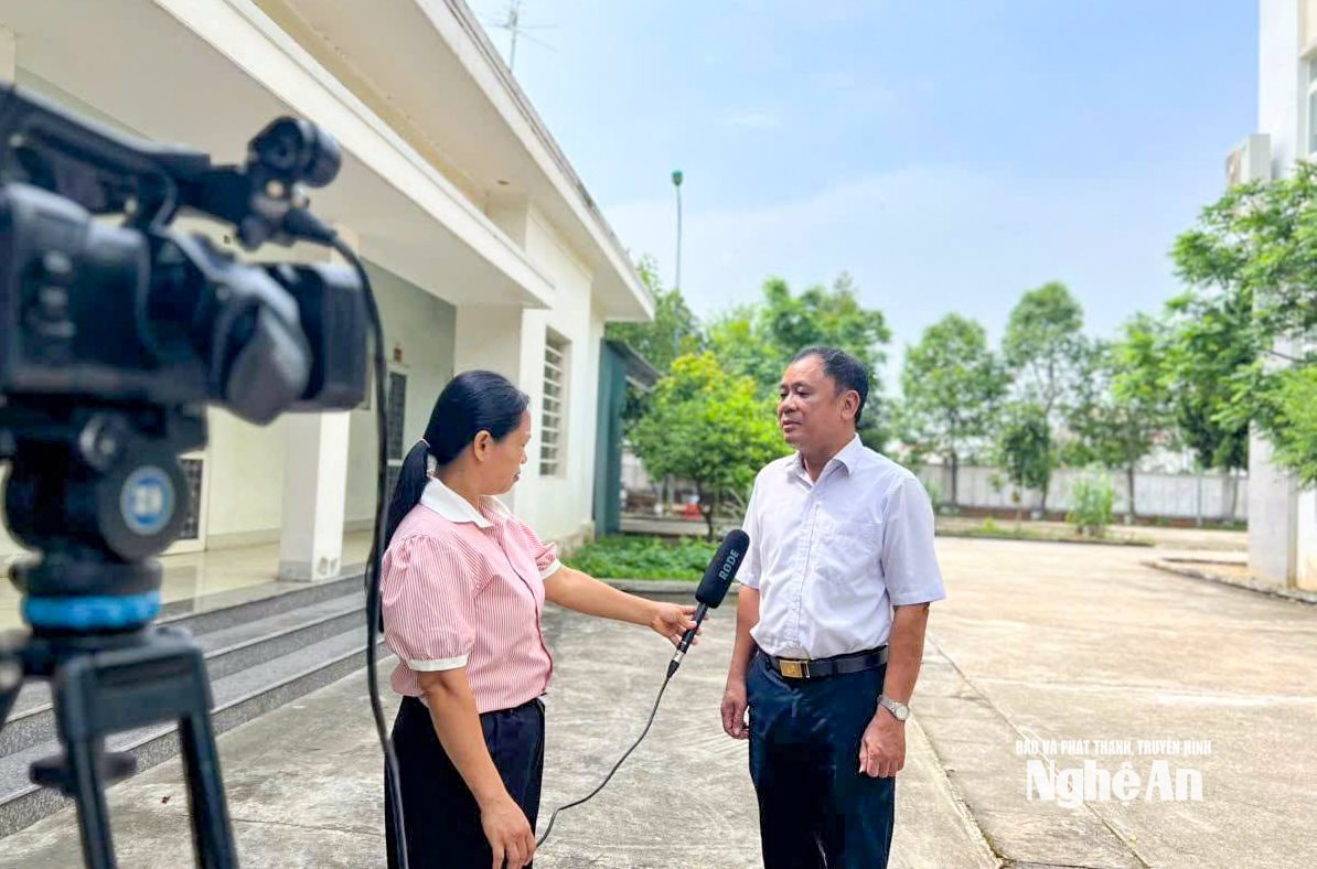 Сотрудники центра культуры, спорта и коммуникаций округа Тан Май работают