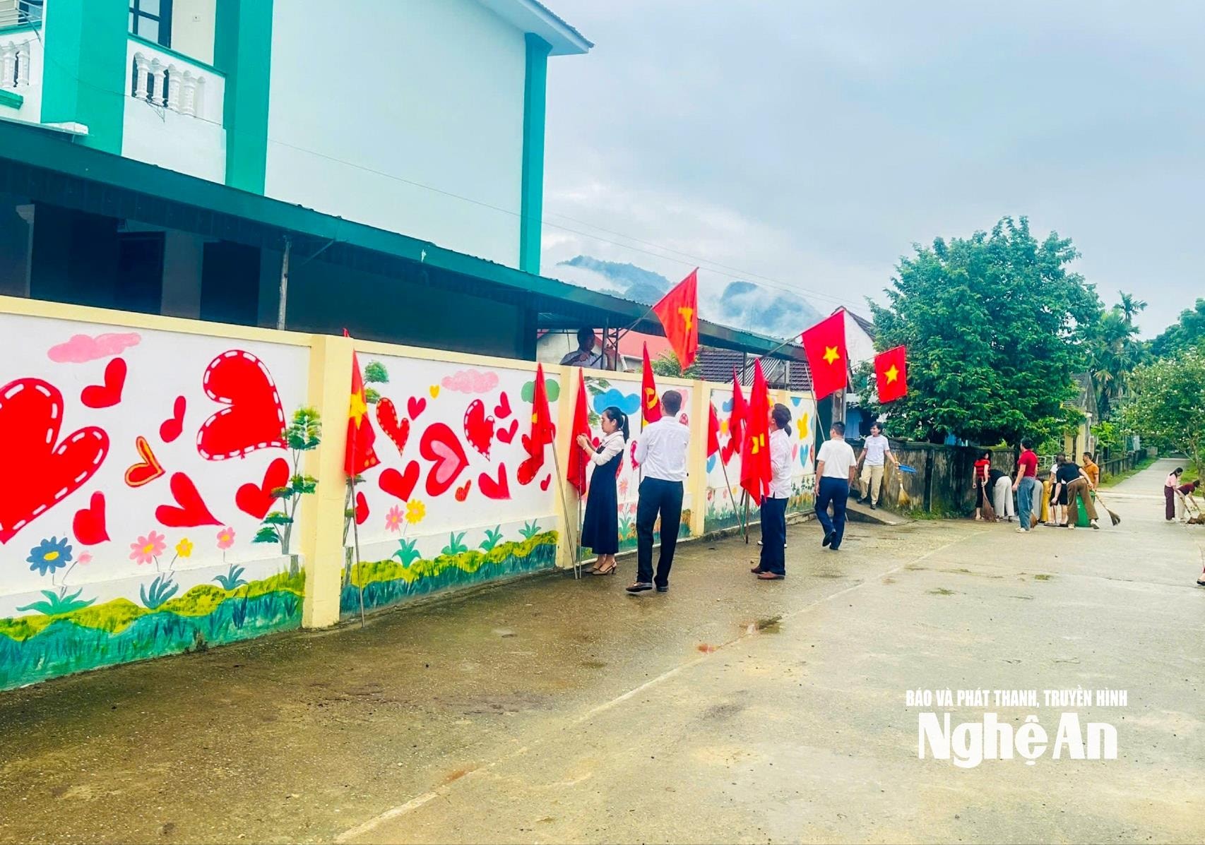 Культурные работники коммуны Моншон организуют мероприятия визуальной пропаганды. Фото: Минь Куан