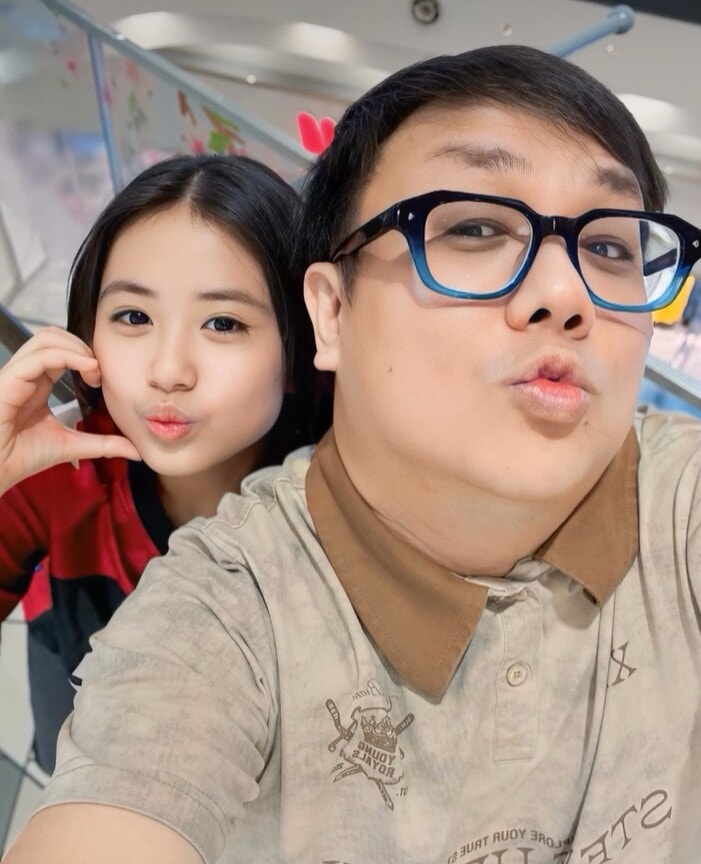 Bé Grammy nhận đầy đủ tình yêu thương từ mẹ và bố.