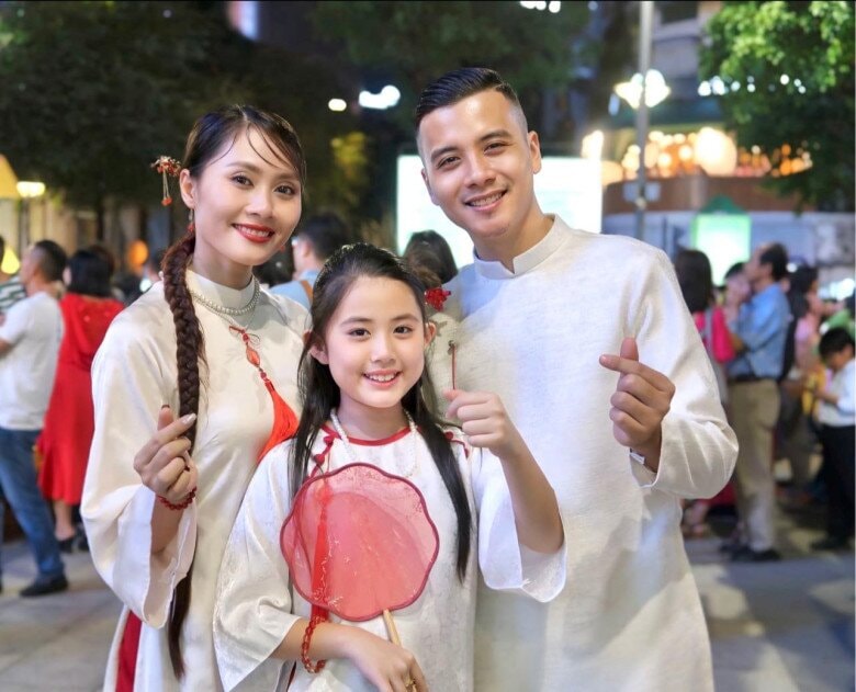 Gia đình nữ diễn viên thường xuyên đi chơi để gắn kết tình cảm.