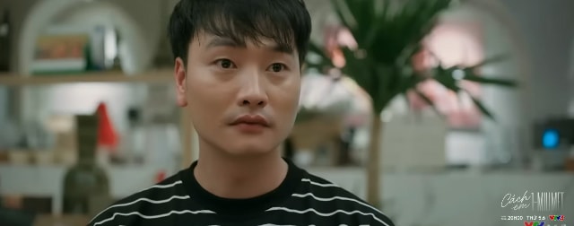 Tú khoác vai Đức một cách tự nhiên trong buổi gặp gỡ bạn bè.