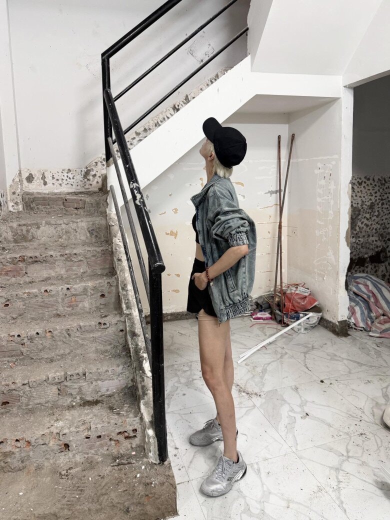 Người đẹp đang trong quá trình sửa chữa và làm lại nội thất cho căn nhà.”><figcaption>Người đẹp đang trong quá trình sửa chữa và làm lại nội thất cho căn nhà.</figcaption></figure><h3>Mối quan hệ trong quá khứ</h3><p>Hà Kino và Vũ Thúy Quỳnh từng có một thời gian dài thân thiết, sống chung nhà và thường xuyên xuất hiện cùng nhau tại các sự kiện, dẫn đến tin đồn về mối quan hệ tình cảm đồng giới.</p><figure><img src=