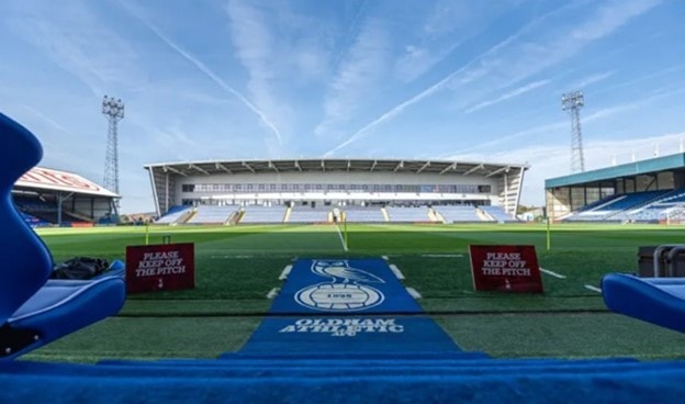 Oldham và Angel gắn kết lẫn nhau, một đội bóng đoàn kết vì nỗi đau.