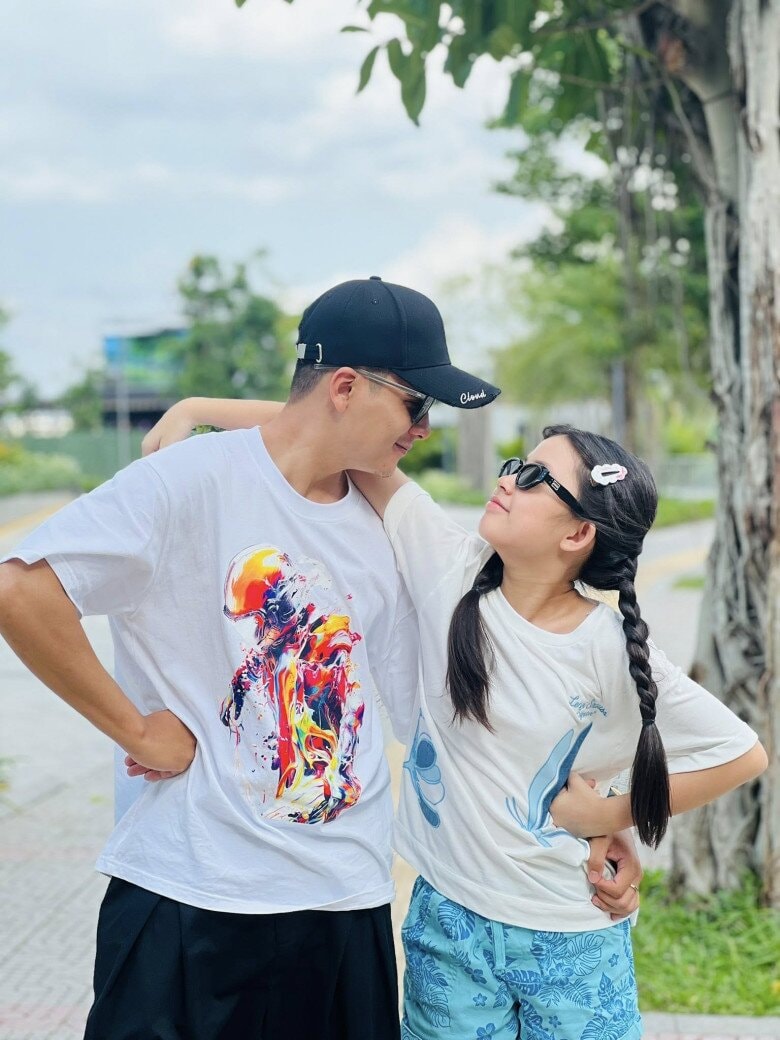 Bé Grammy quấn quýt bên bố dượng.