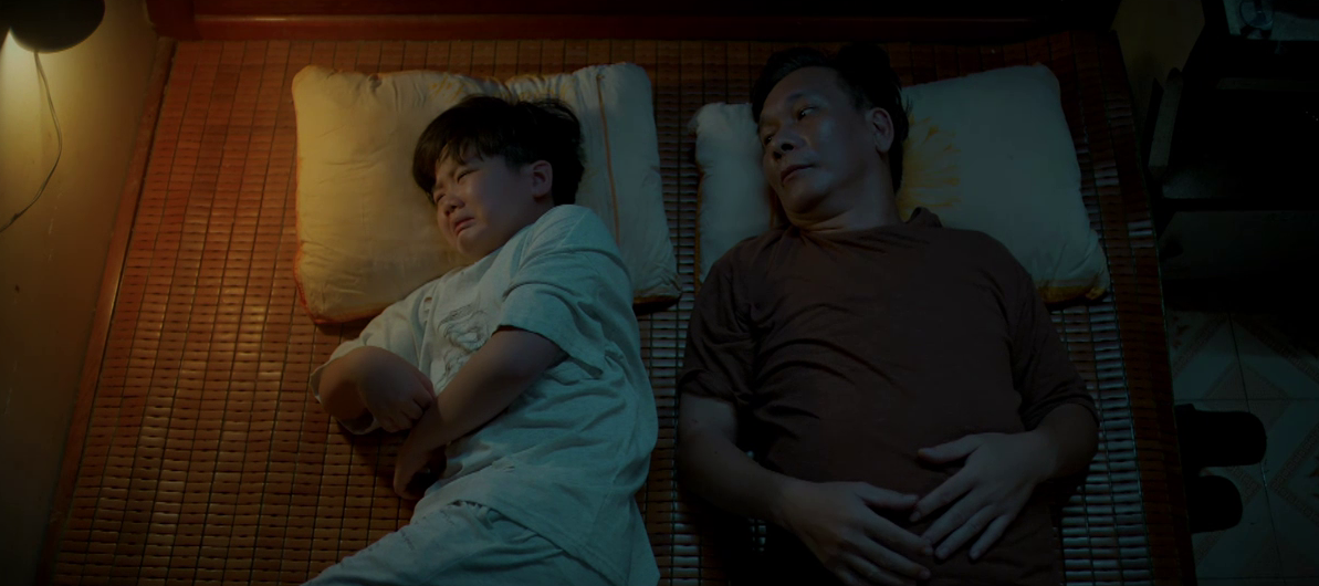 Mỹ Anh và Đăng trong một cảnh phim Gió ngang khoảng trời xanh.