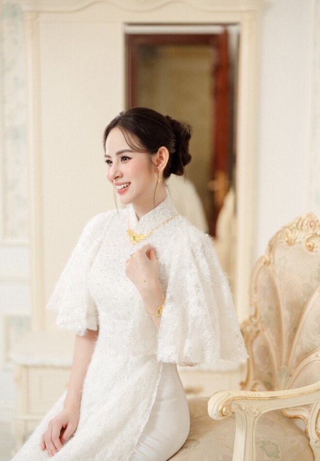 Người đẹp Hương Liên diện áo dài trắng, khoe sắc vóc rạng rỡ trong lễ đón dâu.