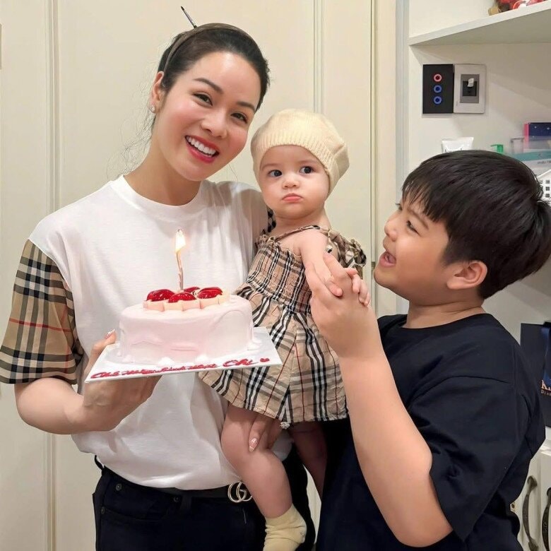Nhật Kim Anh hạnh phúc bên 2 con.