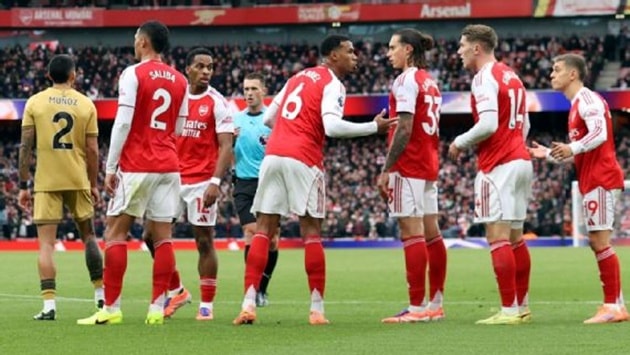 Arsenal cố gắng tạo khoảng trống cho Gabriel ở các pha phạt góc