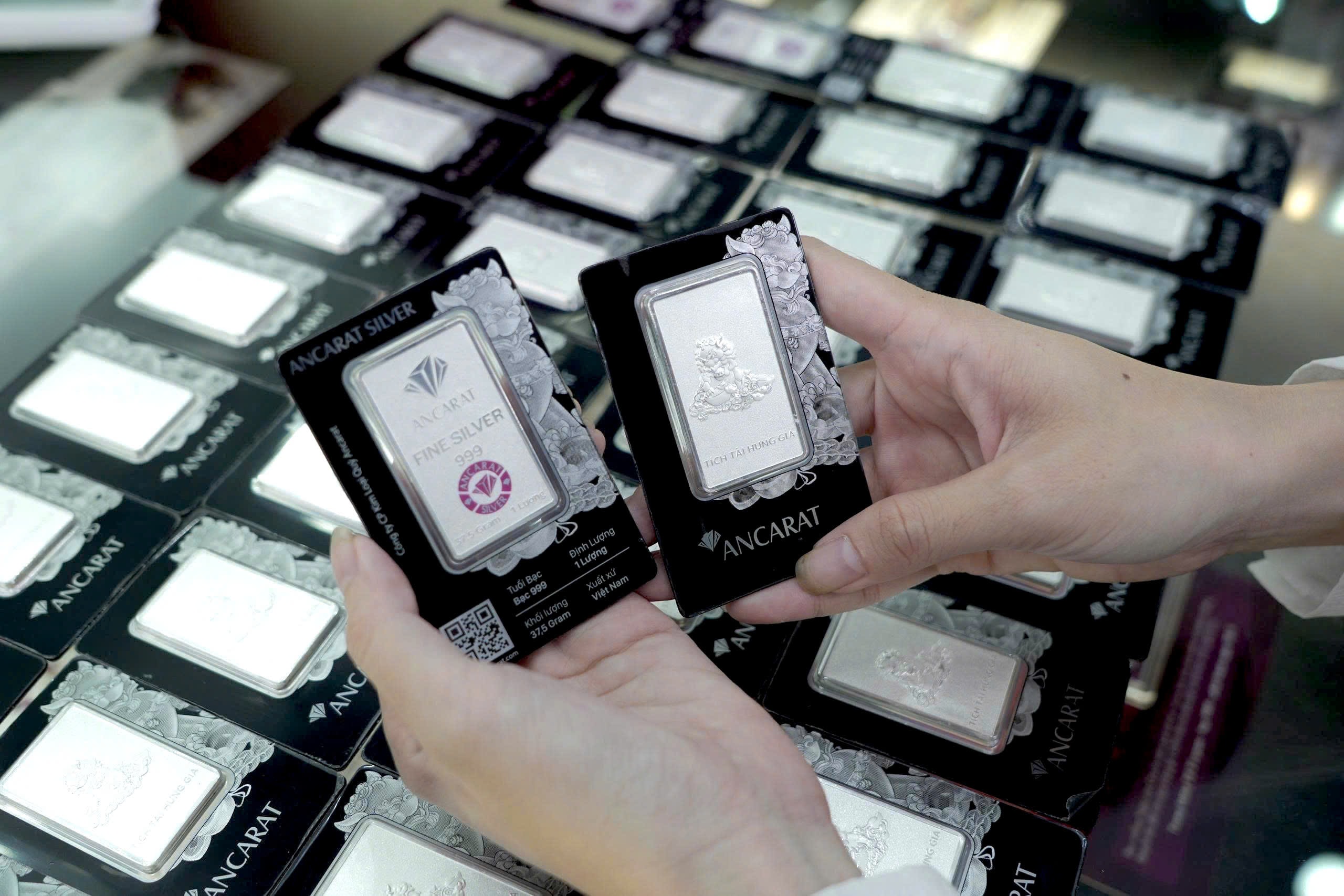 Giá bạc hôm nay 15/11/2025: Giá bạc giảm vì phát biểu của FED